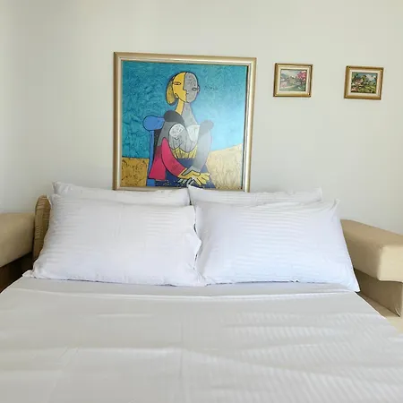Close Apartment *